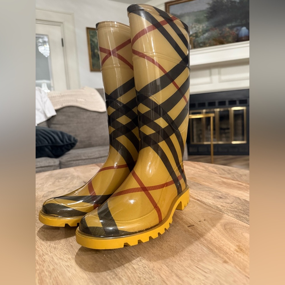 Burberry Beige Rainboot- WORN TWICE- NEW WITH BOX
